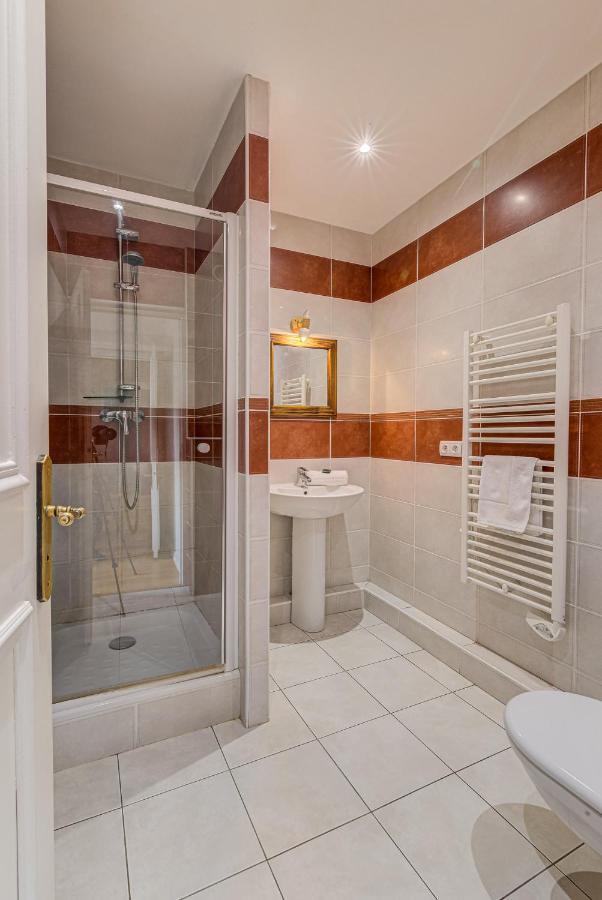 Apartment President - Alpes Travel - Central Chamonix - Sleeps 12 Buitenkant foto